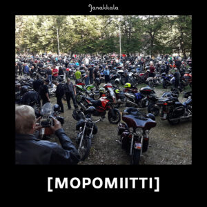 mopomiitti = motoristikahvila Mallinkaisilla satoine moottoripyörineen