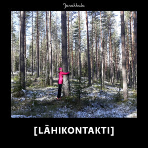 lähikontakti = nainen halaa puuta metsässä