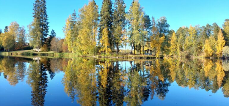 Syksyinen jokimaisema