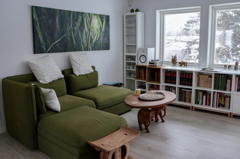 Olohuone, jossa iso vihreä sohva.