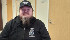 Mies logolippalakissa.