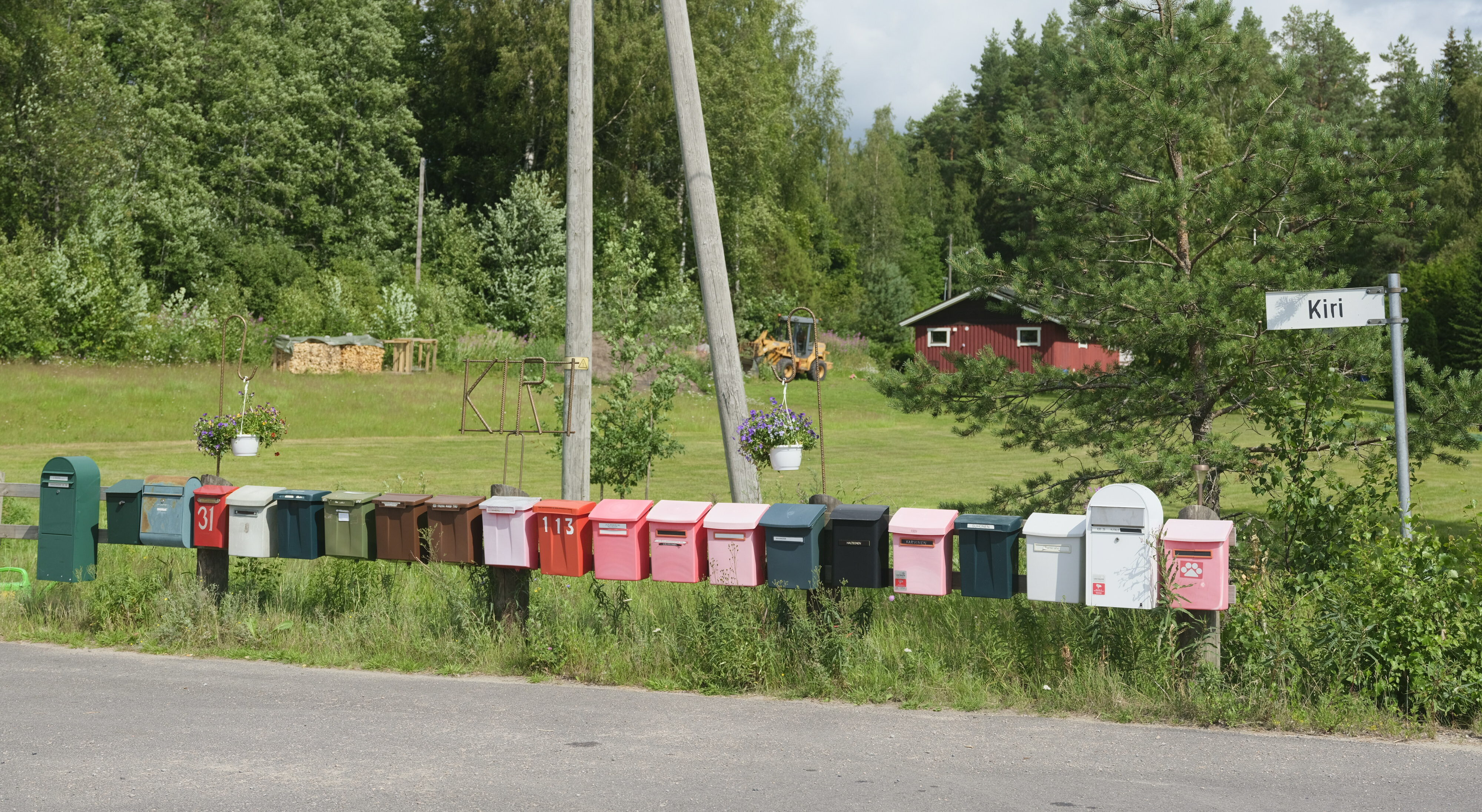 Rivi postilaatikoita kylätien varressa.