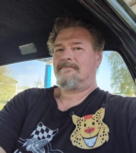 Ismo autossa.