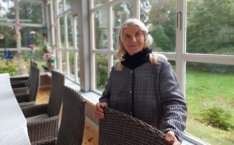 Vanhempi rouva, kartanon omistaja kartanon lasiterassilla.