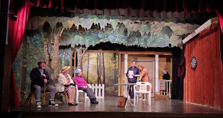 Näytelmä näyttämöllä.