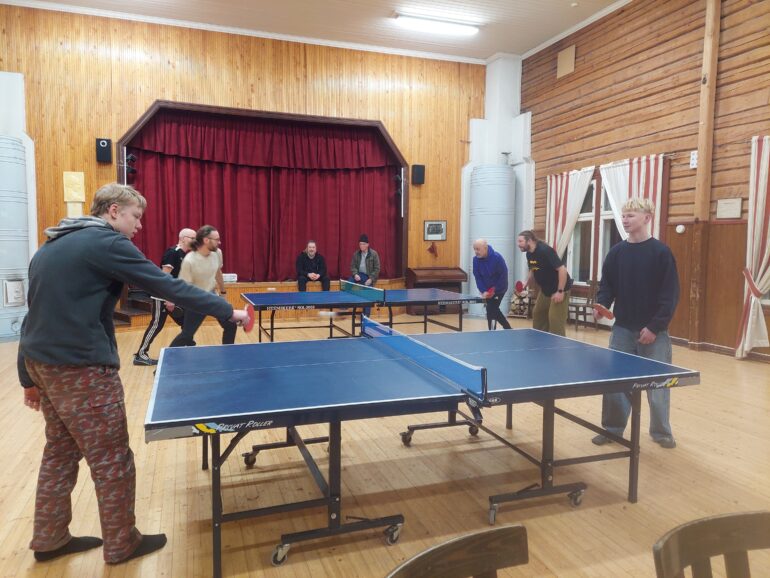 Pingiksen pelaajia salissa.