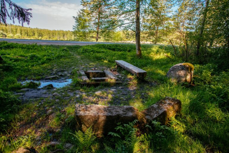 Vanha kivien reunustama lähde.