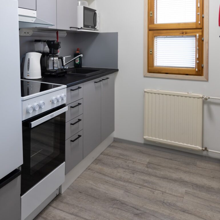 Kiipula Guest Housen asunnon keittiö.