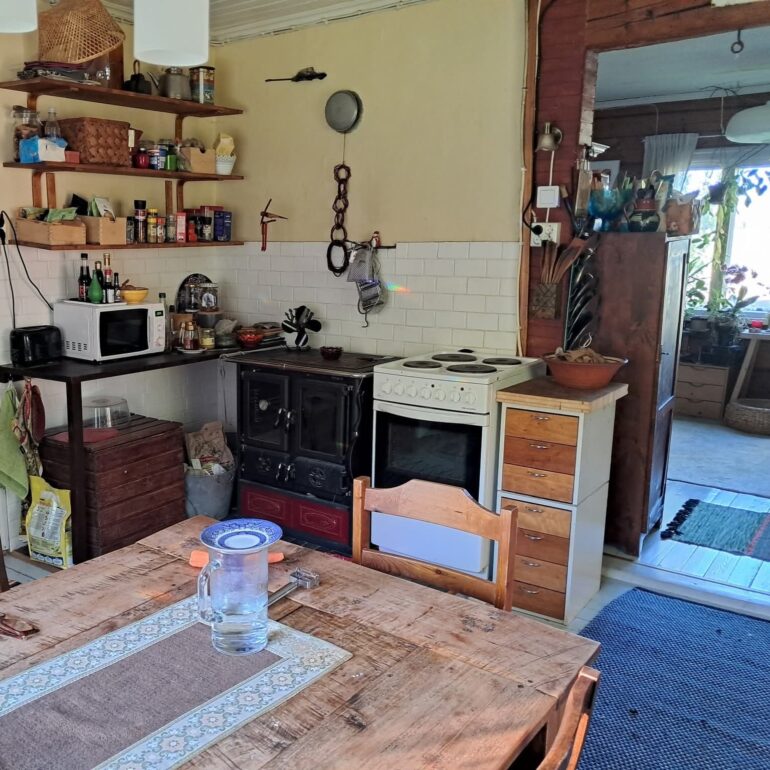 Vanhan talon keittiö puuhelloineen.