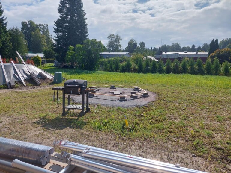 Huvimajan perustukset talotyömaalla.