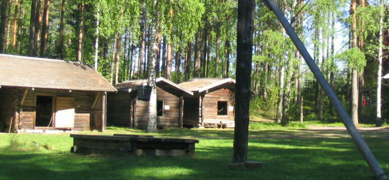 Mäyrän ja Iso-Kurjen aitat Laurinmäen torpparimuseon pihapiirissä.