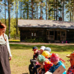 Lapsia luokkaretkellä Laurinmäen torpparimuseolla.