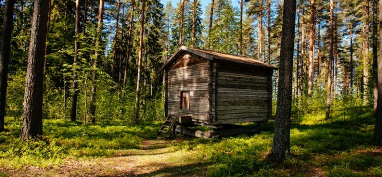 Laurinmäen jyväaitta on nostettu tolppien päälle.