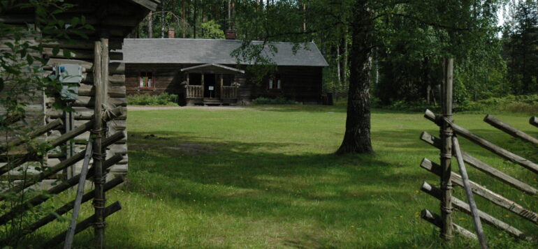 Gate in the roundpole fence of Laurinmäki Crofter's museum.