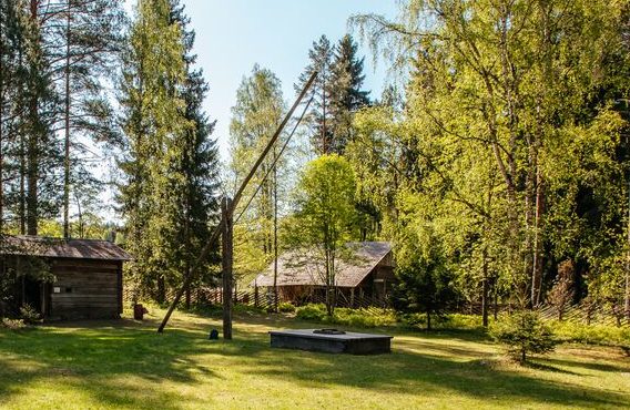 Vinttikaivo keskellä Laurinmäen torpparimuseon pihaa