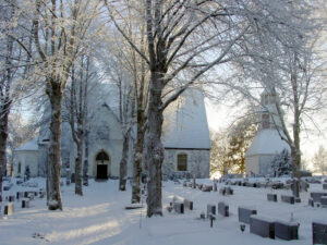 Janakkalan Pyhän Laurin kirkko talvella hautausmaan käytävältä katsottuna.