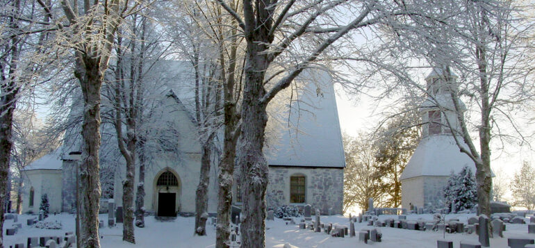 Janakkalan Pyhän Laurin kirkko talvella hautausmaan käytävältä katsottuna.