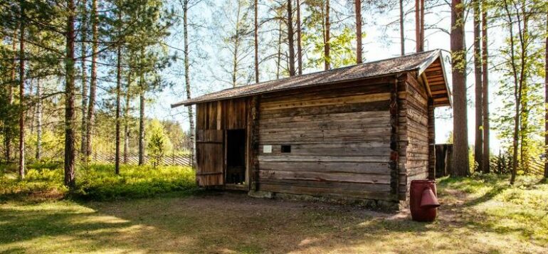 Laurinmäen torpparimuseon harmaahirsinen savusauna ulkoa päin.