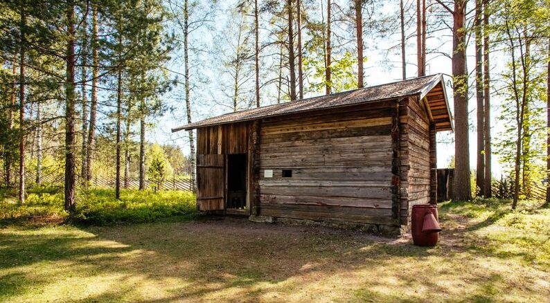 Laurinmäen torpparimuseon harmaahirsinen savusauna ulkoa päin.