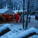 Laurinmäen torpparimuseolla on jouluvaloin koristeltu myyntiteltta joulunavaustapahtumassa.