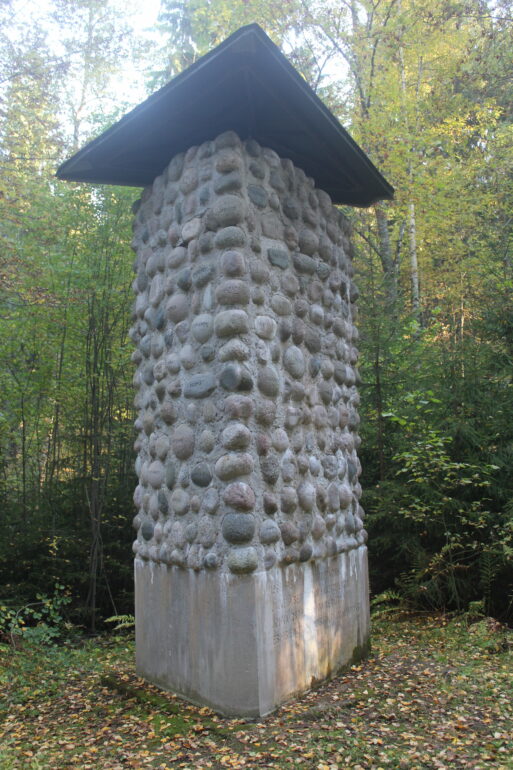 Crofter's memorial in Laurinmäki by Armas Hutri holds 387 stones