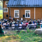 Kesäkonsertti käynnissä Laurinmäen Keltaisen talon pihalla kuvannut Anne Immonen.