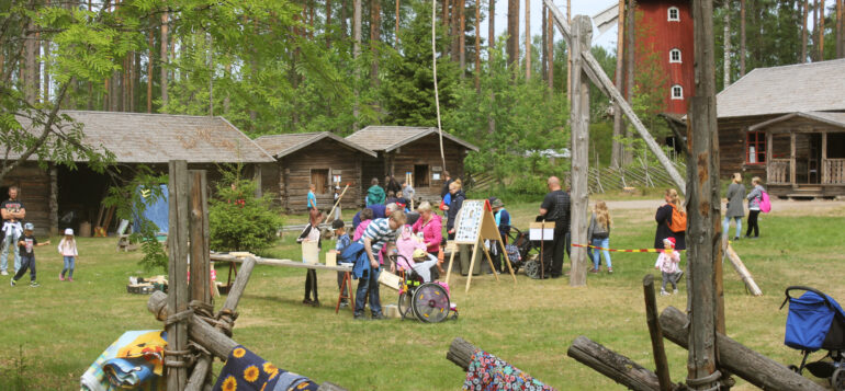 Summer event with workshops at Laurinmäki Crofter's Museum yard.