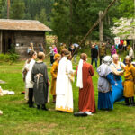 Children are playing in medieval costumes at Taaran Markkinat history event in Laurinmäki Crofter's museum.