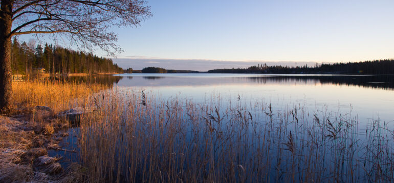Syksyinen järvimaisema.