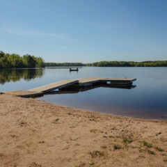 Järvimaisema Ahilammen rannalla, järvellä yksinäinen vene.