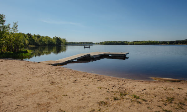 Järvimaisema Ahilammen rannalla, järvellä yksinäinen vene.