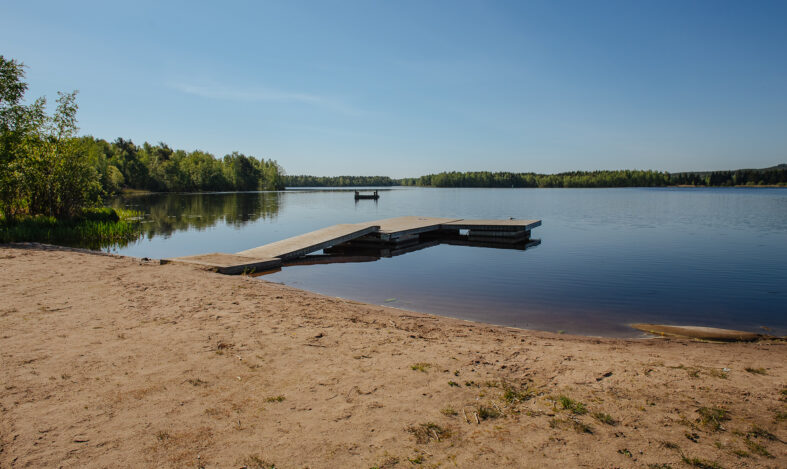 Järvimaisema Ahilammen rannalla, järvellä yksinäinen vene.
