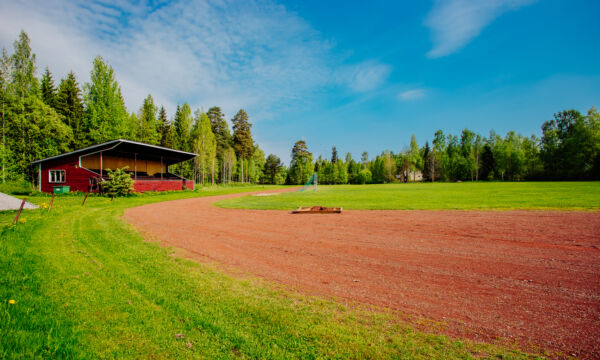 Urheilukenttä kauniina kesäpäivänä.