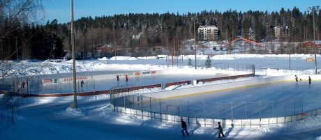 Jääkiekkokaukalot kuvattuna aurinkoisena talvipäivänä.