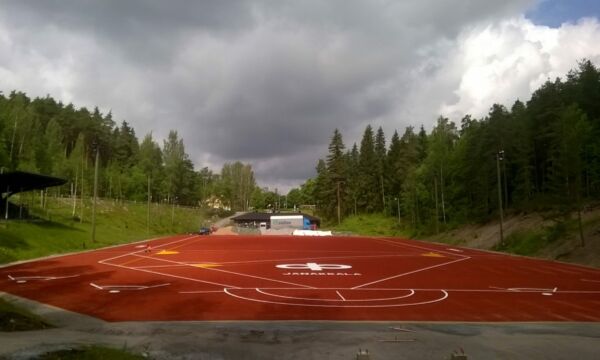 Pesäpallokenttä vehreässä maastossa.