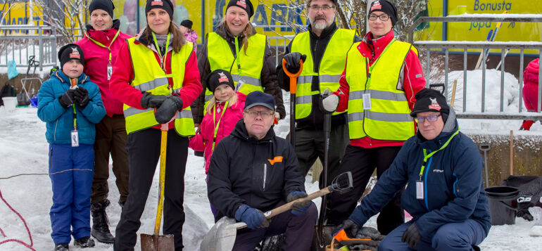 Kunnan henkilökunnasta koostuva joukkue lumenveistokilpailussa.