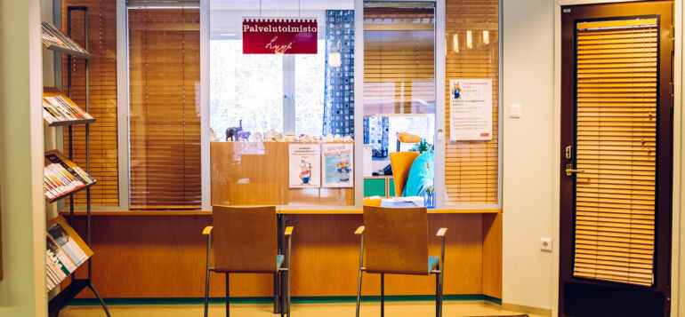 Palvelutoimiston Lyylin asiointiluukku kunnantalon aulassa.
