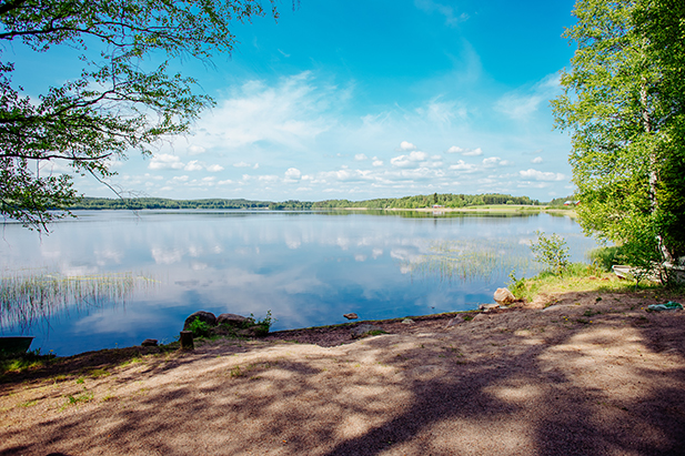 Rehakan uimarannan järvimaisema kallion päältä kuvattuna.