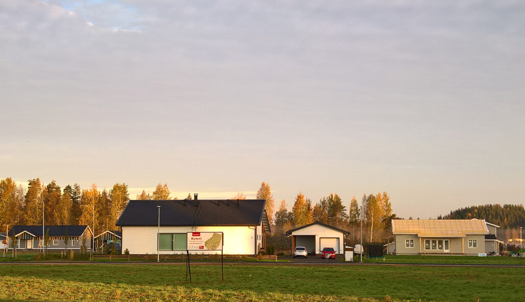 Kyterin omakotitaloalue auringonlaskun aikaan.