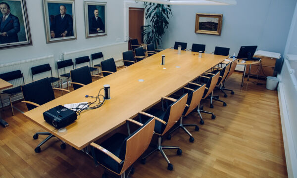 Kokoustila Päivärinteen kokouspöytä tuoleineen.
