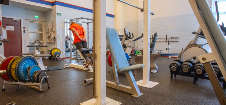 Kuntosalilaitteita Turengin liikuntahallin kuntosalilla.