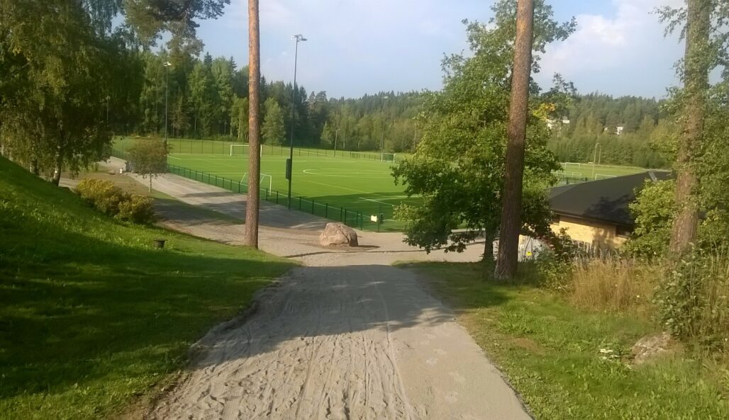 Jalkapallokenttä pururadalta kuvattuna.