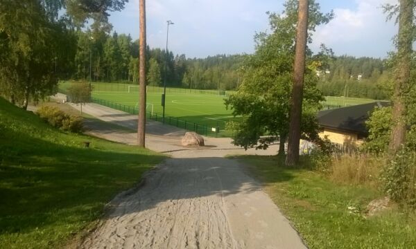 Jalkapallokenttä pururadalta kuvattuna.