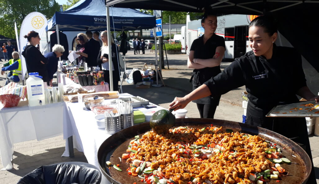 Iso wokpannu Kevätkarkeloilla Turengissa.