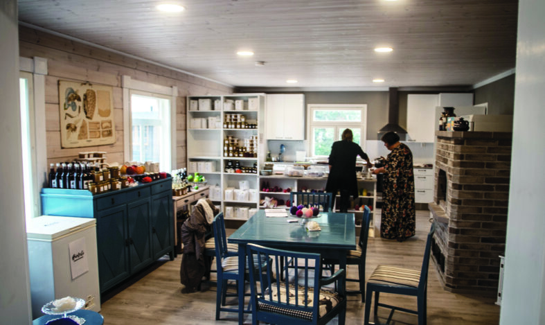 Tilamyymälä ja kahvion tiski.