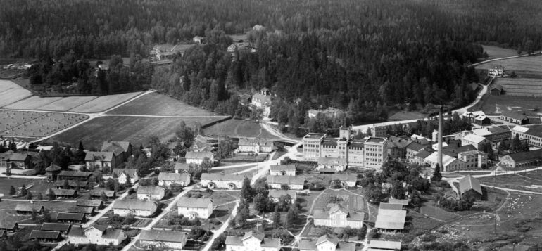 Ilmakuva Tervakoskelta vuodelta 1930, jossa näkyy vanhakylä, tehdas ja kartano.