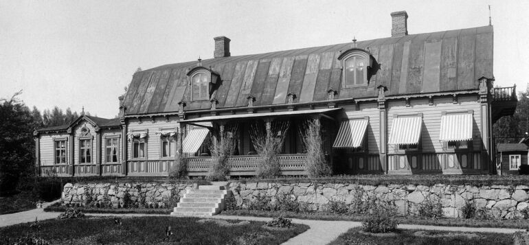 Kuva vuodelta 1898 mansardikattoisesta Tervakosken kartanosta, jonka ikkunoissa markiisit ja edessä kiviset portaat.