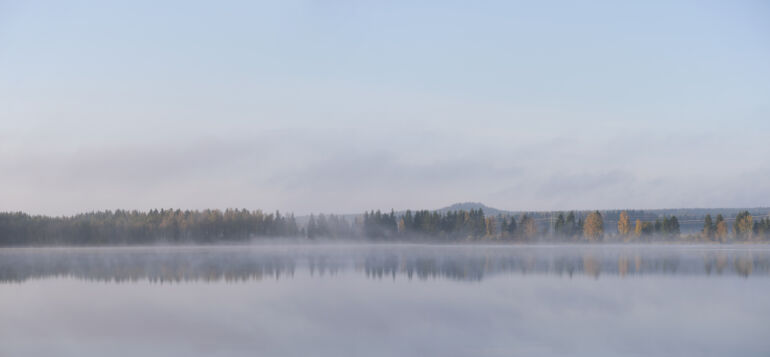 Syyssumuinen järvimaisema Ahilammelta.