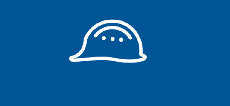 Sähköisen lupajärjestelmän logo, valkoinen työmiehen kypärä sinisellä pohjalla.