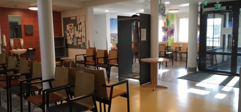 Laboratorion odotusaula rakennuksen pääoven vieressä.